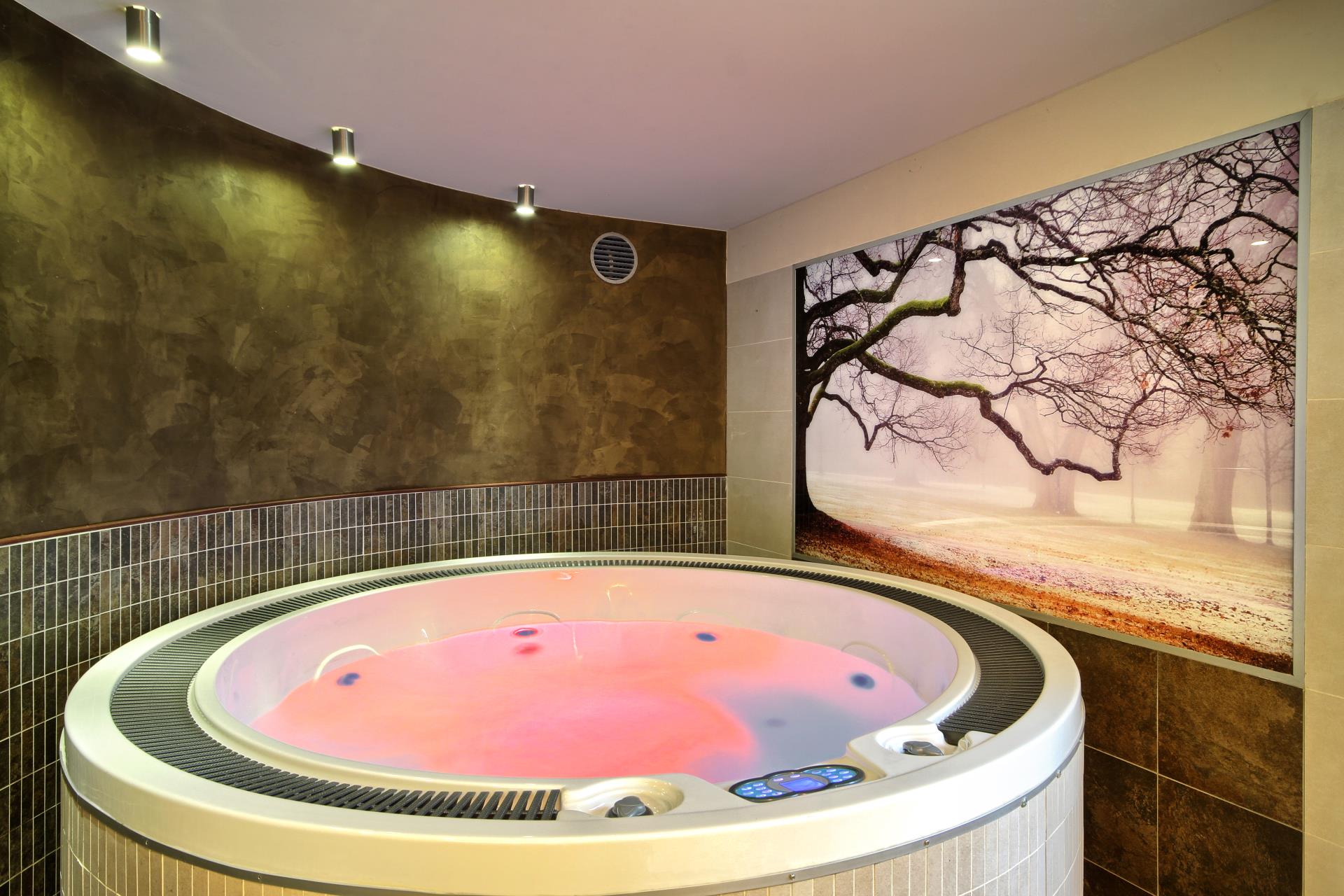 Jacuzzi ze światłem relaksacyjnym